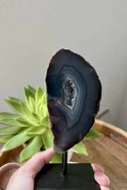 Agaat met geode op standaard