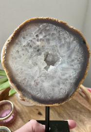 Agaat met geode op standaard
