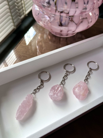 Ruwe rozenkwarts sleutelhanger