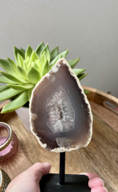Agaat met geode op standaard