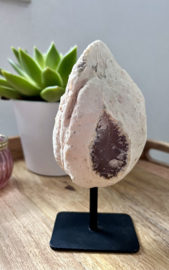 Agaat met geode op standaard