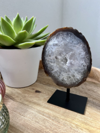 Agaat met geode op standaard