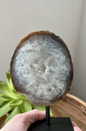 Agaat met geode op standaard