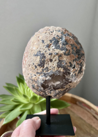 Agaat met geode op standaard