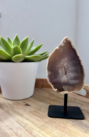 Agaat met geode op standaard