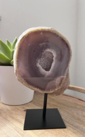 Agaat met geode op standaard