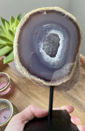 Agaat met geode op standaard