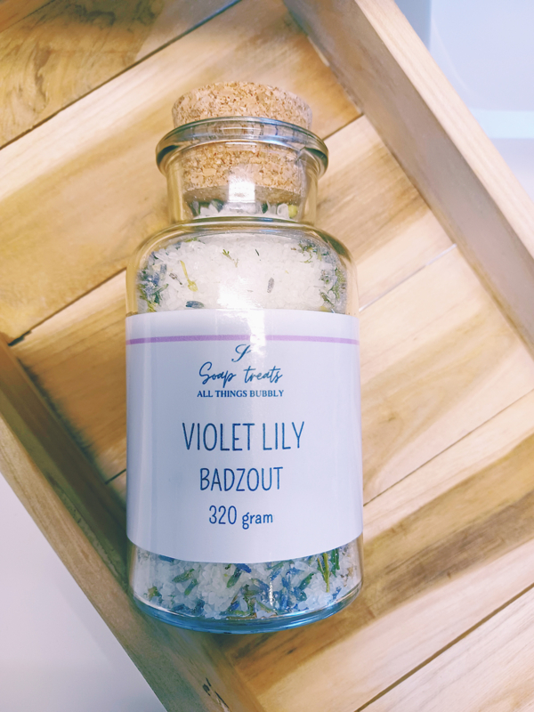 Violet Lily badzout