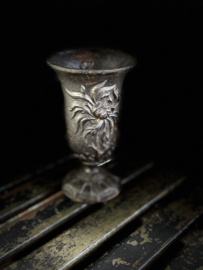 metalen kelk spinbloem