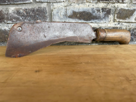 metalen hakmes met houten handvat