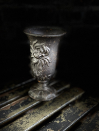metalen kelk spinbloem