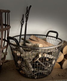 metalen mand met handvat