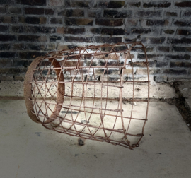 metalen mand met twist en ring
