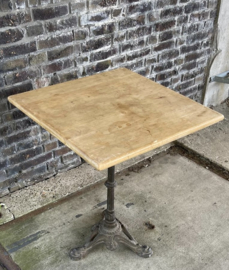 tafel met houten blad en metalen poot