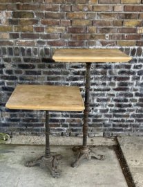 tafel met houten blad en metalen poot
