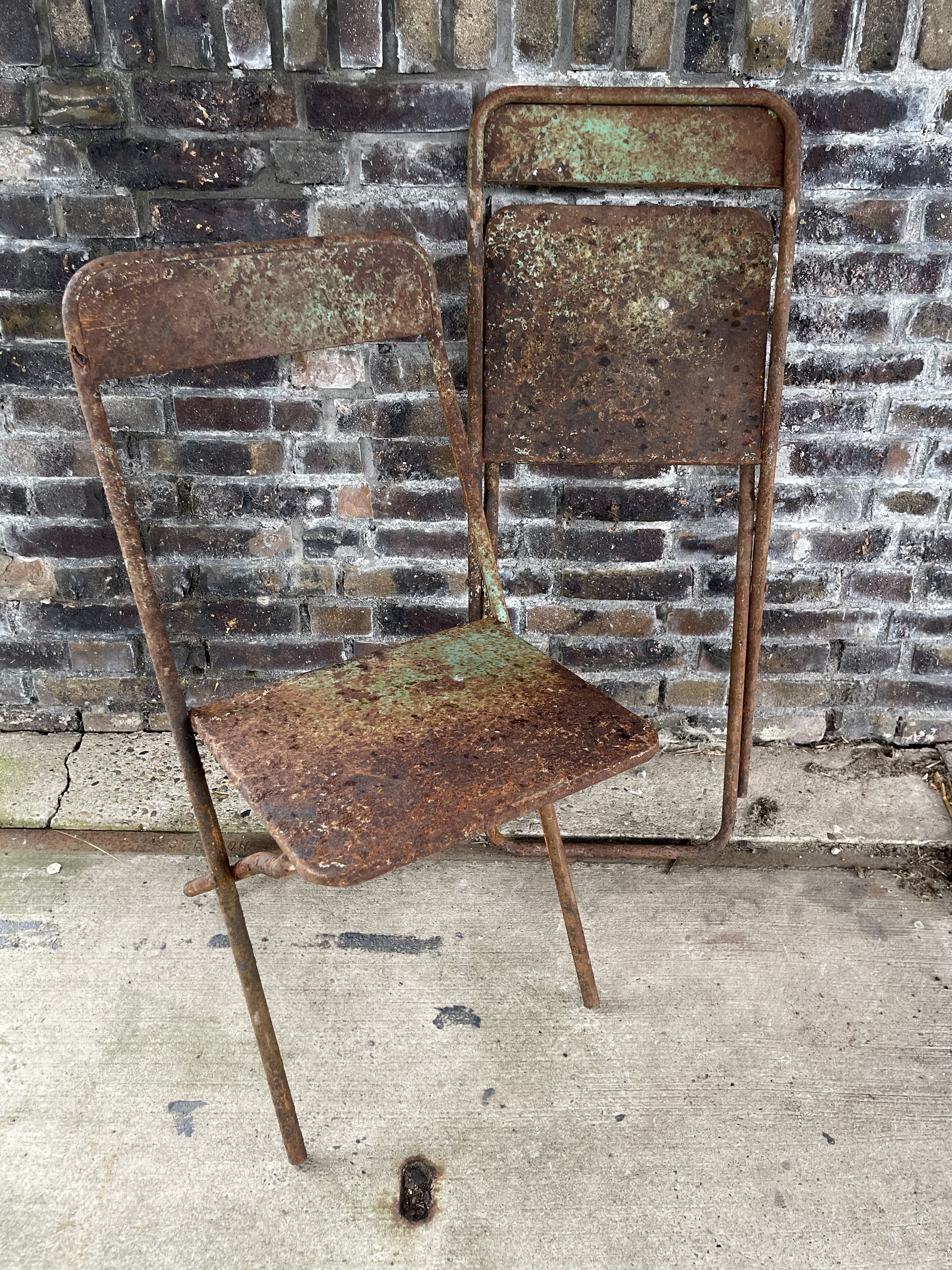 roestige metalen klapstoel