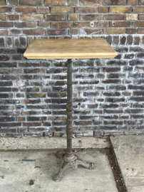 tafel met houten blad en metalen poot - hoog