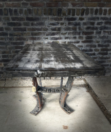 salontafel met zwaar metalen onderstel