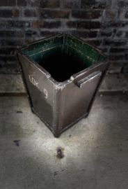 houten bak, prullenbak lok. 9, hoge mand