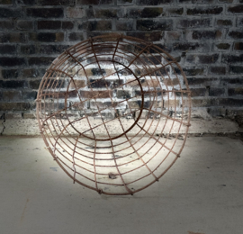 metalen mand met twist en ring