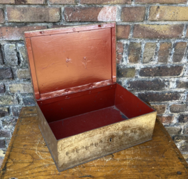 metalen kist - goud en rood