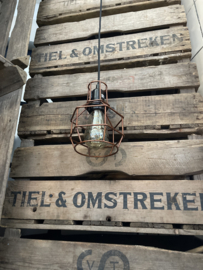 hanglampje in koperkleurig draadwerk