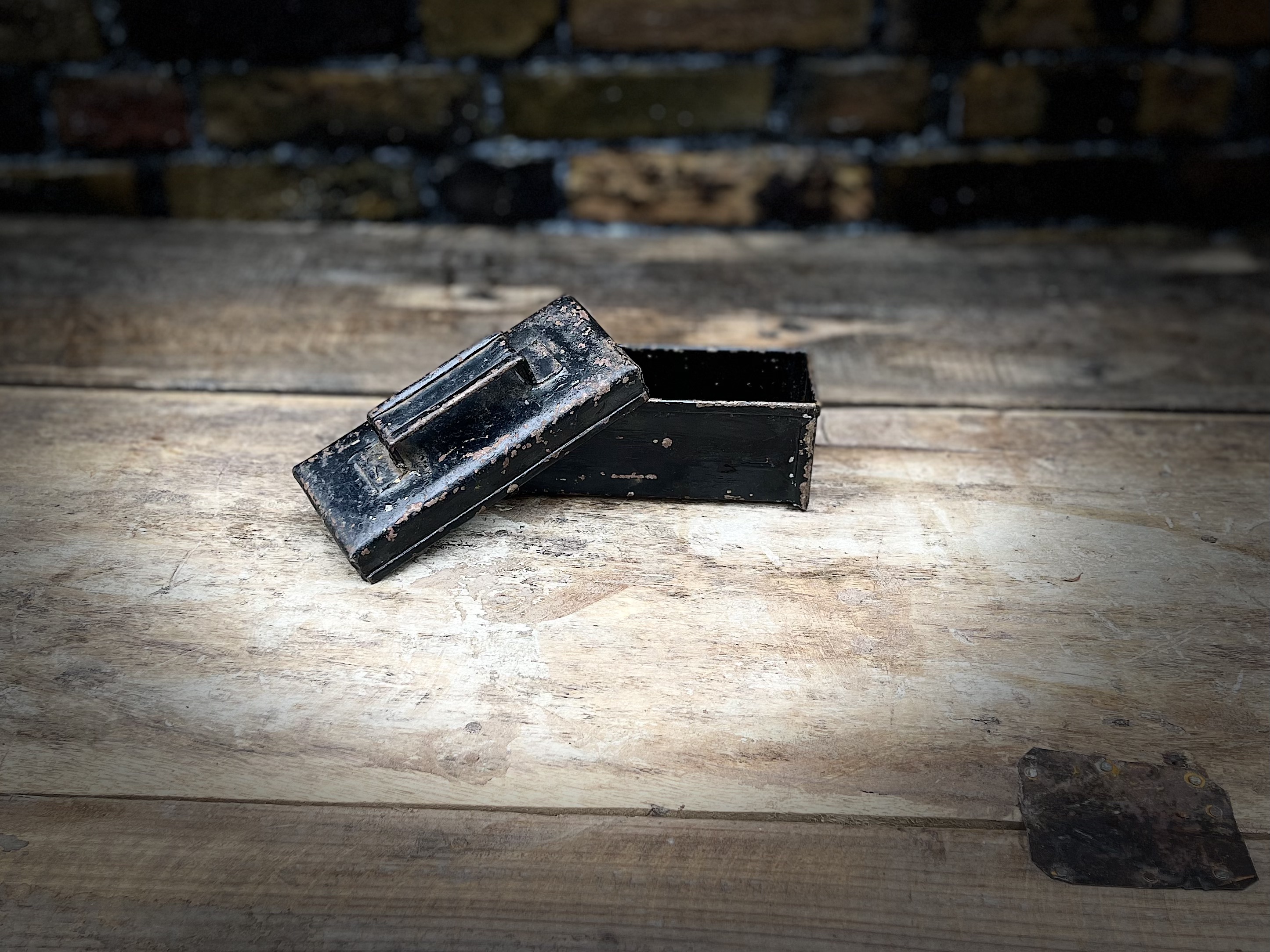 zwart metalen bakje met deksel