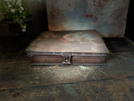 rood metalen platte kist
