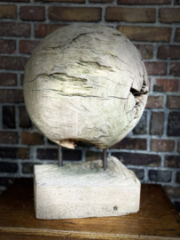 teak houten bal op metalen standaard