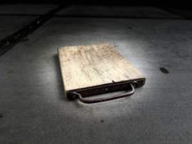 broodplank met metalen handvat