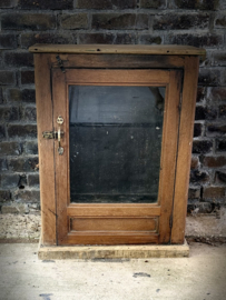 oud houten (vitrine) kastje