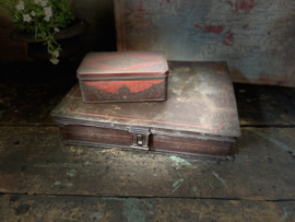 rood metalen sigarenkistje