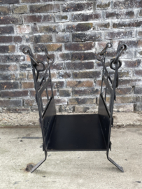 smeedijzeren haardhout rek