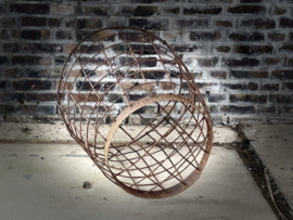 metalen mand met twist en ring