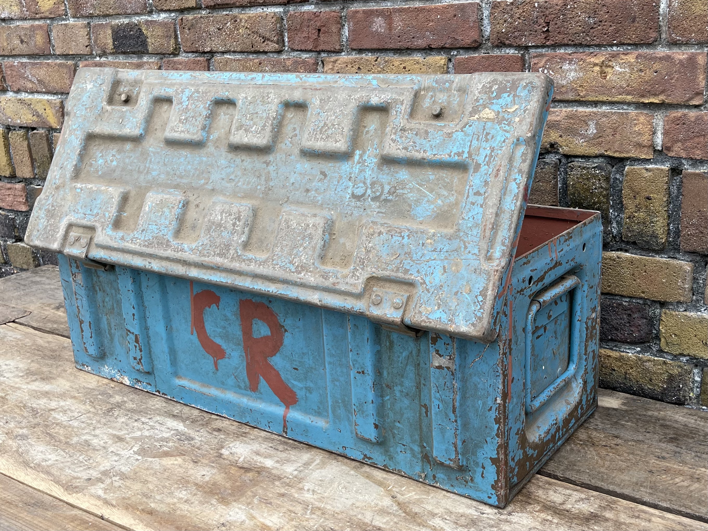 metalen kist blauw