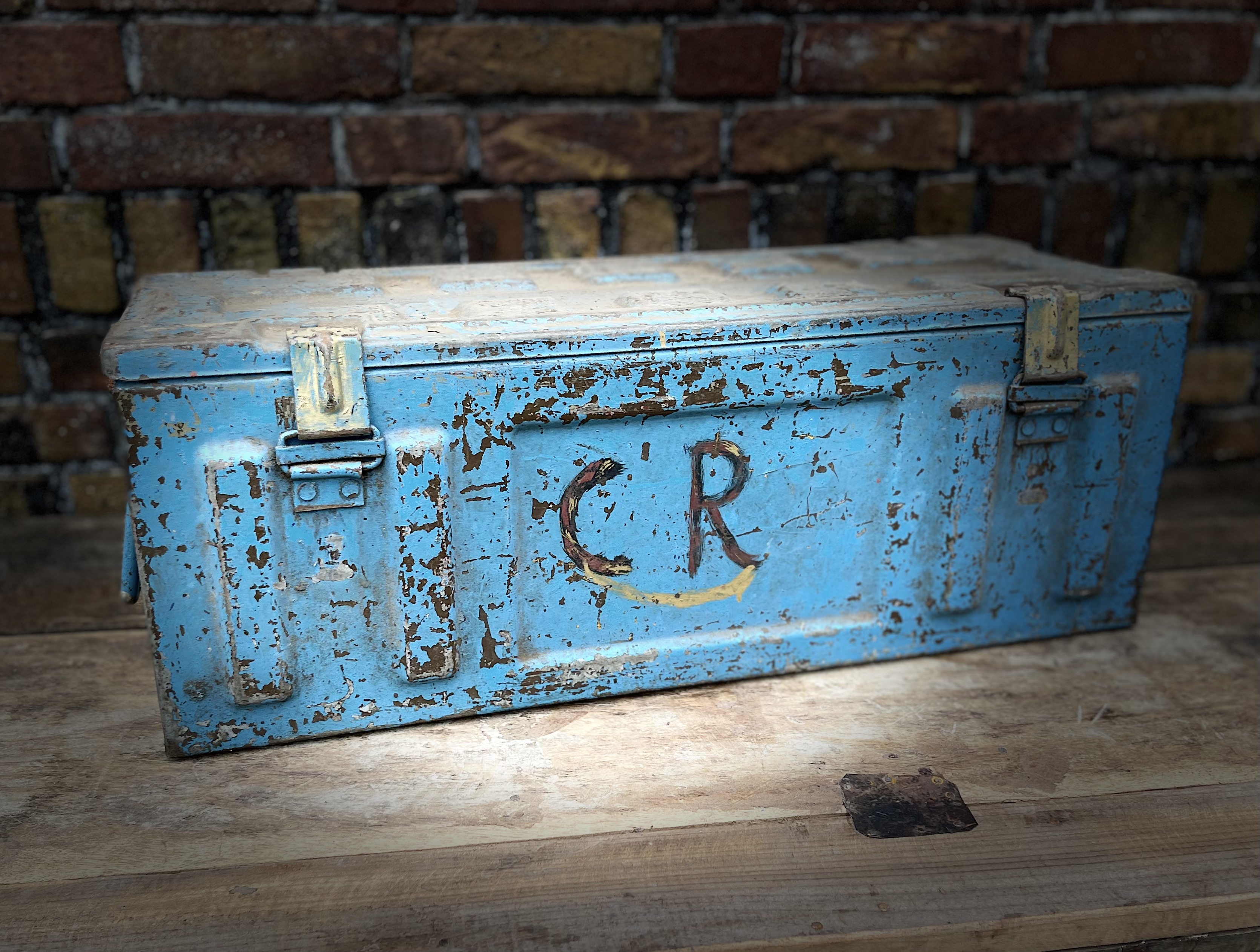metalen kist blauw