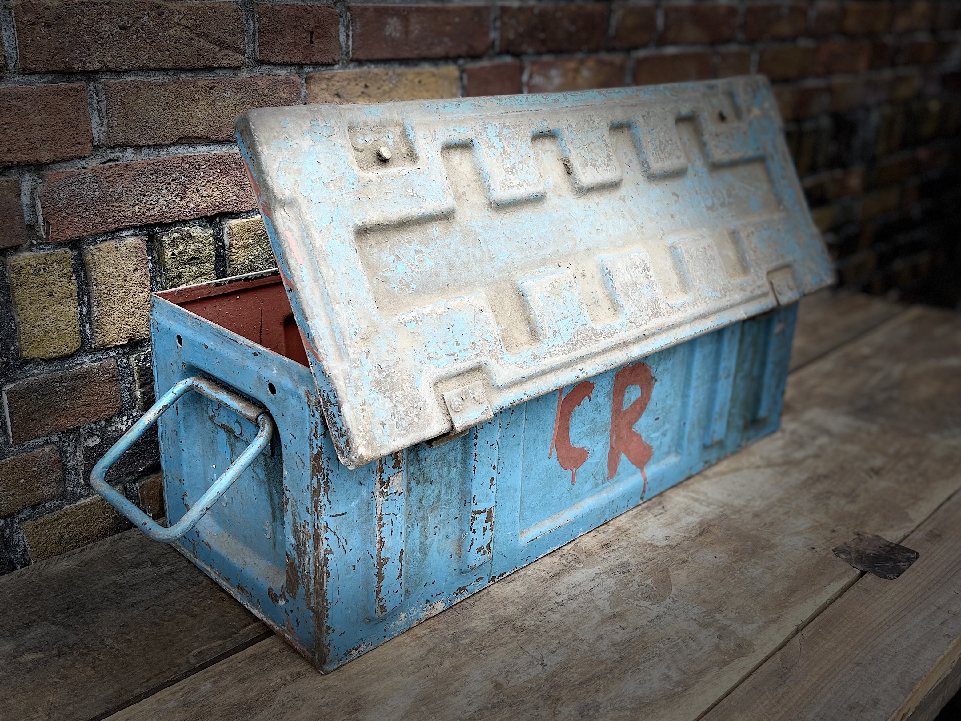 metalen kist blauw