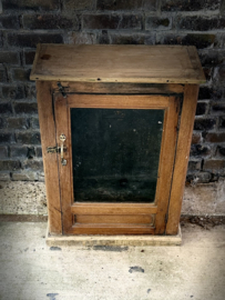 oud houten (vitrine) kastje