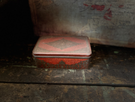 rood metalen sigarenkistje