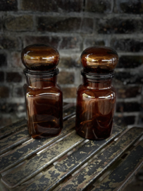 fles, glazen pot. bruine voorraadfles