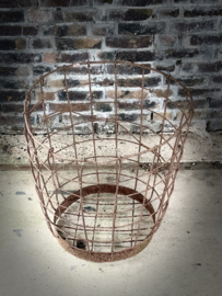 metalen mand met twist en ring