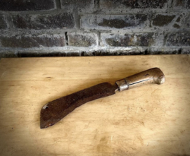 metalen hakmes met houten handvat