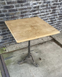 tafel met houten blad en metalen poot