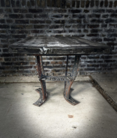 salontafel met zwaar metalen onderstel