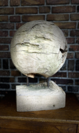 teak houten bal op metalen standaard