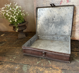 rood metalen platte kist