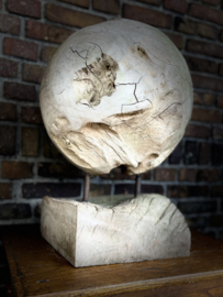 teak houten bal op metalen standaard