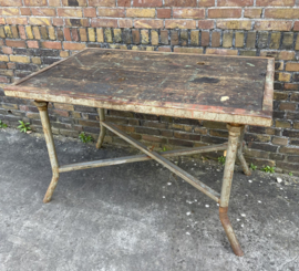industriële werktafel van metaal en hout