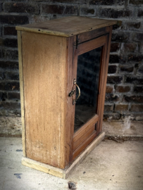 oud houten (vitrine) kastje