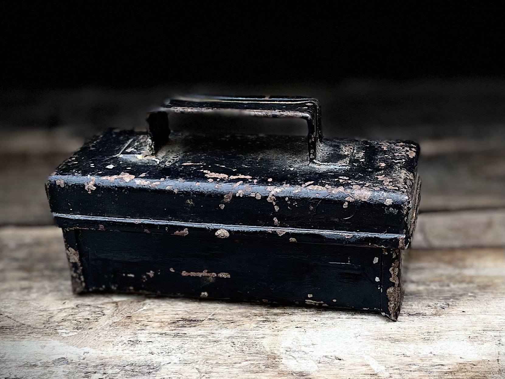 zwart metalen bakje met deksel